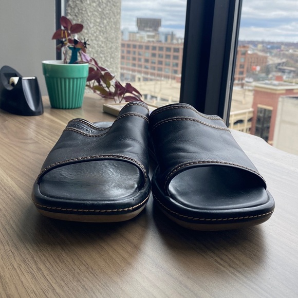 Louis Vuitton Men’s Black Leather Slides - Picture 6 of 9